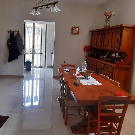 House Adrian فندق