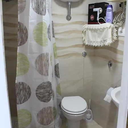 House Adrian فندق